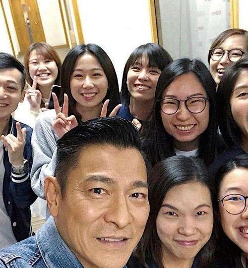 在娱乐圈吃瓜演戏,揭秘明星幕后故事