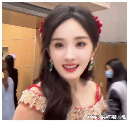 娱乐圈吃瓜爆料模板女主,当红小花旦被曝与神秘富商恋情，背后真相令人震惊！